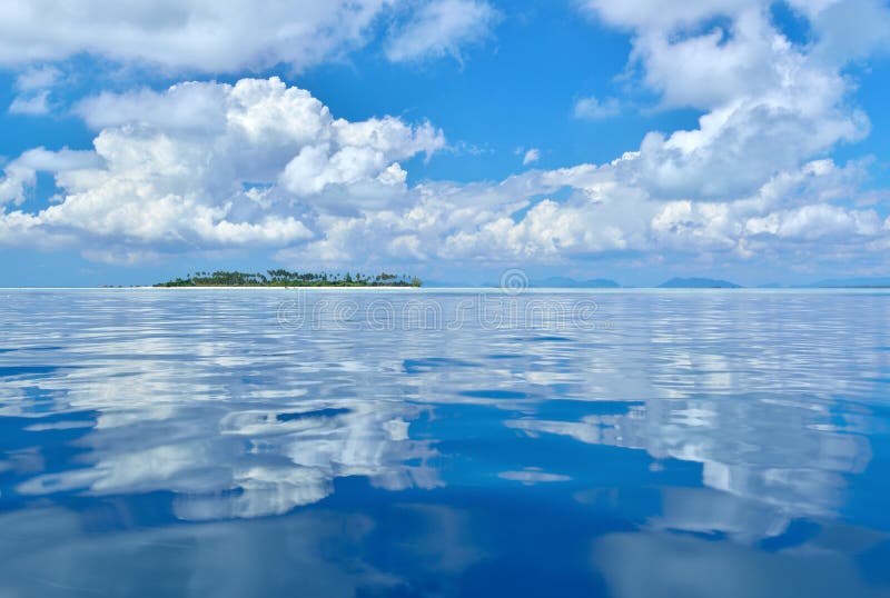 Bezinning van wolken op kalme en rustige oceaan royalty-vrije stock foto's Bezinning van wolken op kalme en rustige oceaan royalty-vrije stock foto's