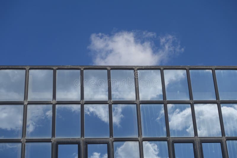 Bezinningenwolken en blauwe hemel bij de bouw van vensters royalty-vrije stock fotografie Bezinningenwolken en blauwe hemel bij de bouw van vensters royalty-vrije stock fotografie