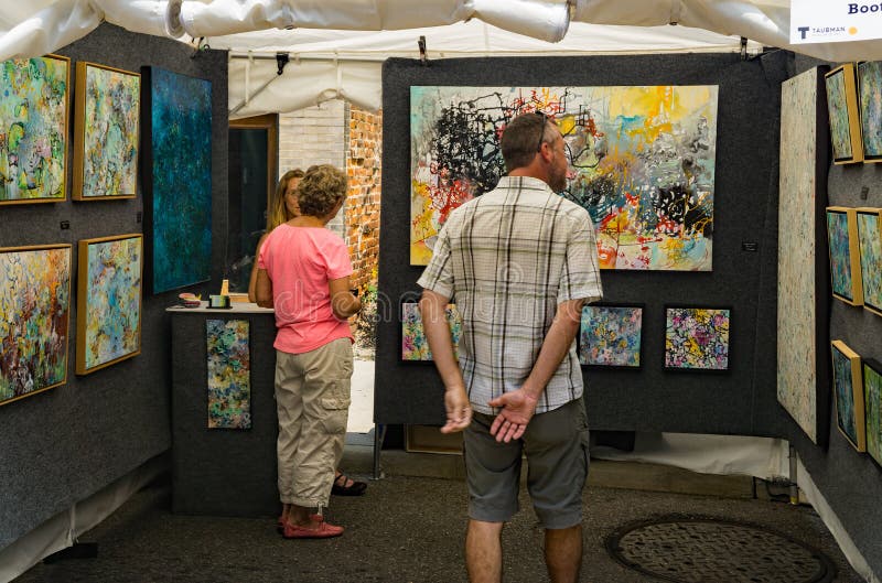 Bezoekers bij de 61ste Jaarlijkse Stoep Art Show, Roanoke, VA royalty-vrije stock fotografie Bezoekers bij de 61ste Jaarlijkse Stoep Art Show, Roanoke, VA royalty-vrije stock fotografie