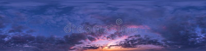 Bezproblemowe ciemnoniebieskie i różowe niebo przed zachodem słońca hdri panorama kąt 360 stopni w widoku z pięknymi chmurami do u