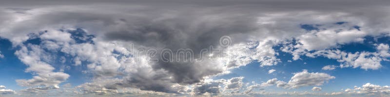 Bezproblemowy, przesłonięty widok panoramy niebieskiego nieba o kącie 360 stopni z zenitem i pięknymi chmurami do wykorzystania w