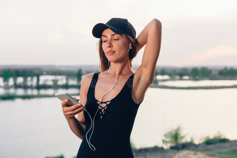Bezprzewodowi earbuds biega kobiety na sprawność fizyczna treningu Aktywna styl życia atleta słucha smartphone muzyczny telefon a obraz stock Bezprzewodowi earbuds biega kobiety na sprawność fizyczna treningu Aktywna styl życia atleta słucha smartphone muzyczny telefon a obraz stock