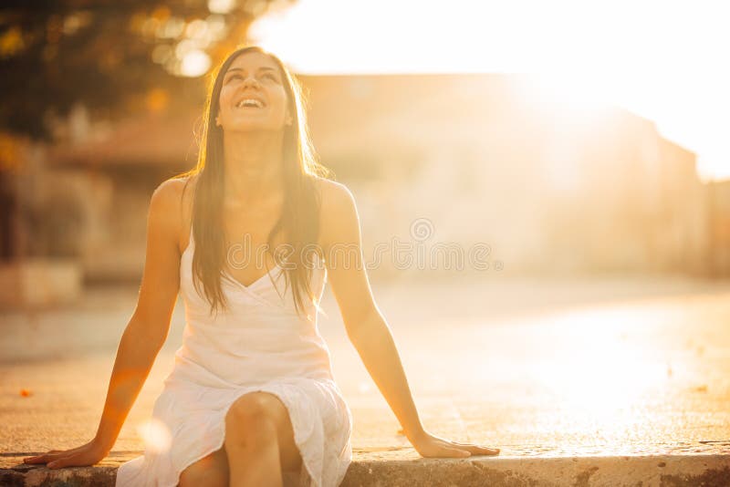Beztroska kobieta cieszy się w naturze, piękny czerwony zmierzchu światło słoneczne Znajduje wewnętrzny pokój Duchowy leczniczy s