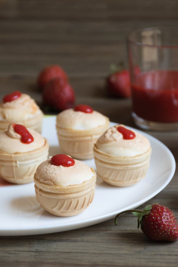 Bezy śmietanka z świeżymi strawberreis zdjęcie stock Bezy śmietanka z świeżymi strawberreis zdjęcie stock