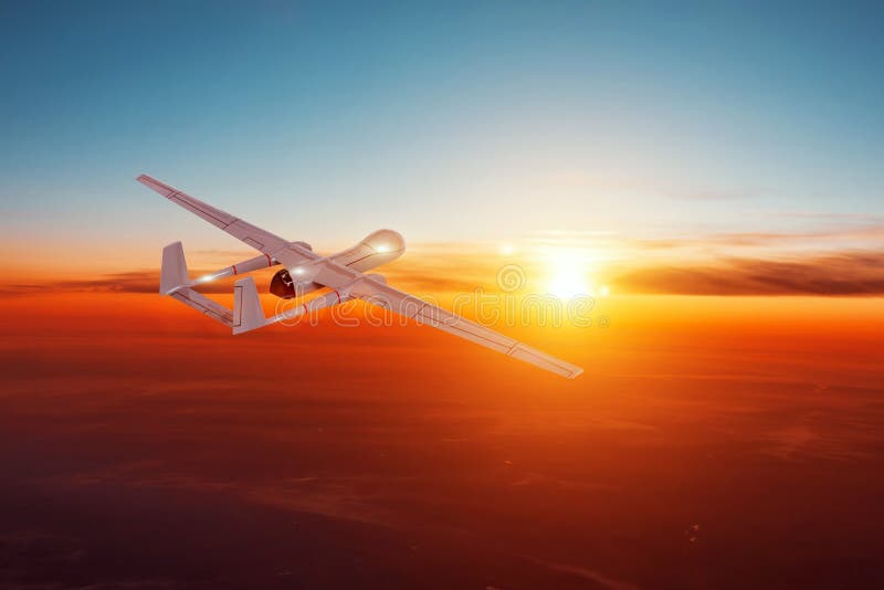 Bezzałogowy samolot wojskowy w wieczornym niebie leci na horyzont