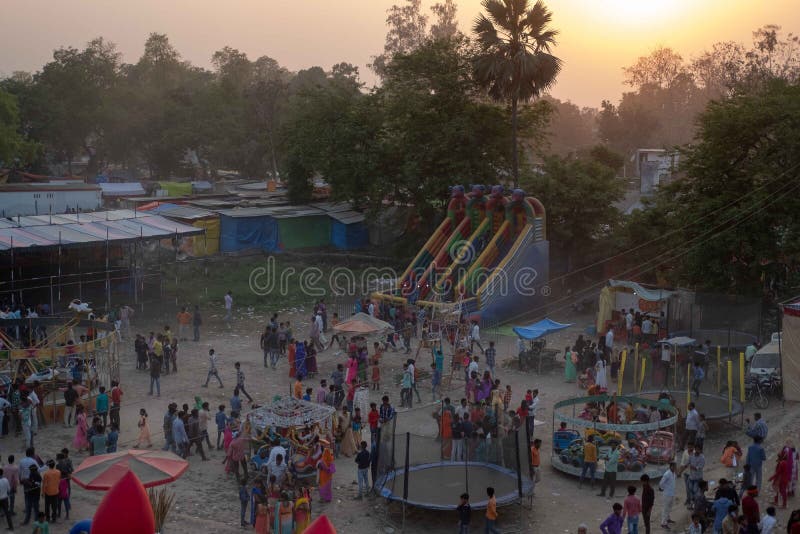 Bhadarsa, una vista elevada de un festival que rodea NANDIGRAM BHARATKUND imagen de archivo libre de regalías Bhadarsa, una vista elevada de un festival que rodea NANDIGRAM BHARATKUND imagen de archivo libre de regalías