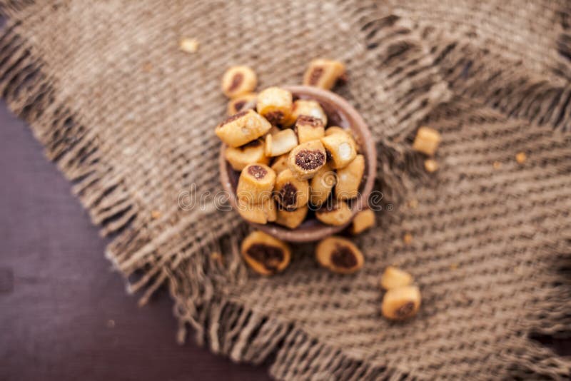 Bhakrwadi of Bhakrwady een kruidige snackschotel in een kom stock afbeelding Bhakrwadi of Bhakrwady een kruidige snackschotel in een kom stock afbeelding