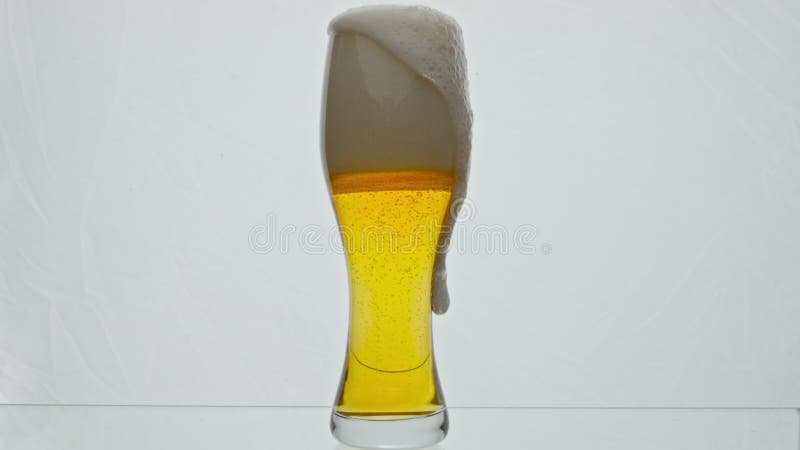 Bière Légère Dans Un Gobelet En Verre Avec De La Mousse. Alcool à