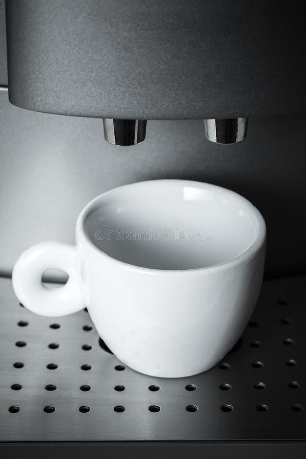 Biali ceramiczni filiżanka stojaki w automatycznej kawowej maszynie obrazy stock