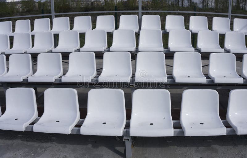 biali rzędy siedzenia na stadium obraz stock biali rzędy siedzenia na stadium obraz stock