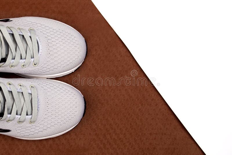 Biali sneakers na brązu tle Mężczyzn sneakers na białym tle Szarzy sneakers obrazy royalty free Biali sneakers na brązu tle Mężczyzn sneakers na białym tle Szarzy sneakers obrazy royalty free