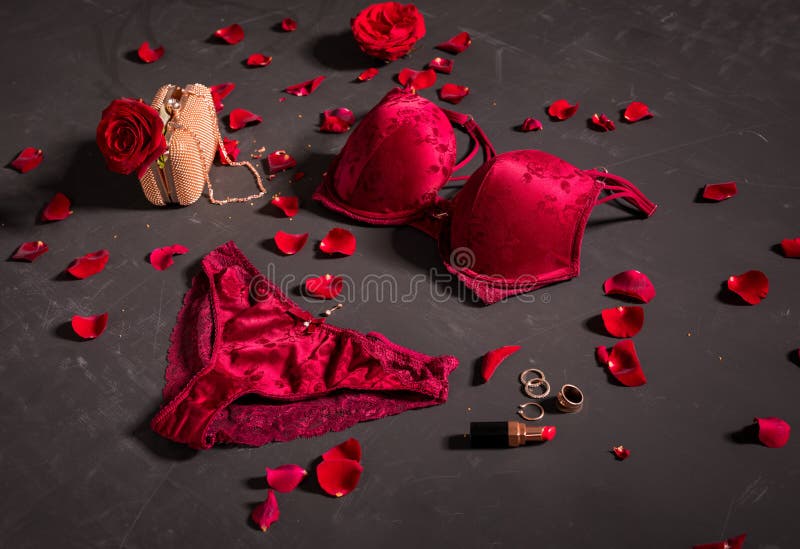 Biancheria rossa sexy del ` s delle donne, concetto della biancheria intima