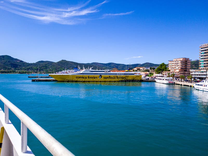Bianco corsica Sardegna traghetto ormeggiato al porto di Portoferraio in una giornata di sole. . immagini stock