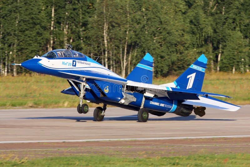 BIANCO di Mikoyan Gurevich MiG-29UB 1 del volo perfoming di dimostrazione dell'aeronautica russa in Žukovskij durante il airshow immagine stock BIANCO di Mikoyan Gurevich MiG-29UB 1 del volo perfoming di dimostrazione dell'aeronautica russa in Žukovskij durante il airshow immagine stock