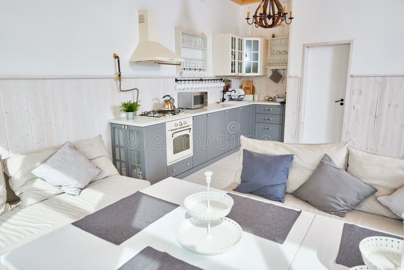 Bianco e Grey Open Kitchen Interior fotografie stock Bianco e Grey Open Kitchen Interior fotografie stock