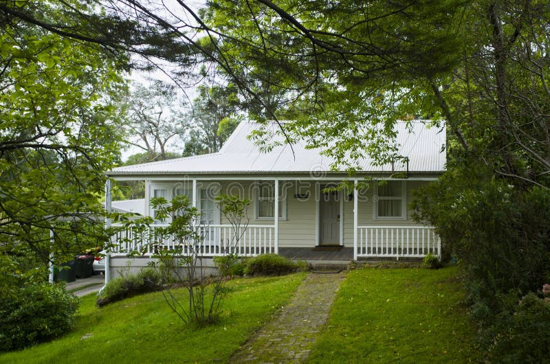 Tipico Cottage Bianco in Australia fotografia stock libera da diritti