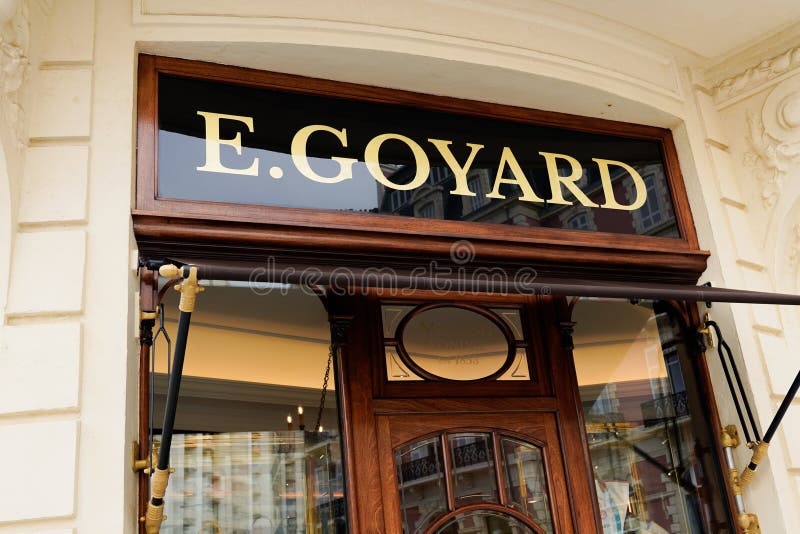 Queue of people outside Goyard luxury luggage retail shop in Mayfair London,  Goyard sell leather luggage, trunks, handbags and wallets Stock Photo -  Alamy