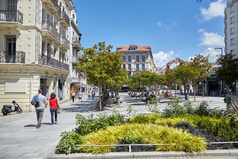 Biarritz, France, touristes, les gens se reposant sur des bancs à la nuance des arbres images libres de droits Biarritz, France, touristes, les gens se reposant sur des bancs à la nuance des arbres images libres de droits