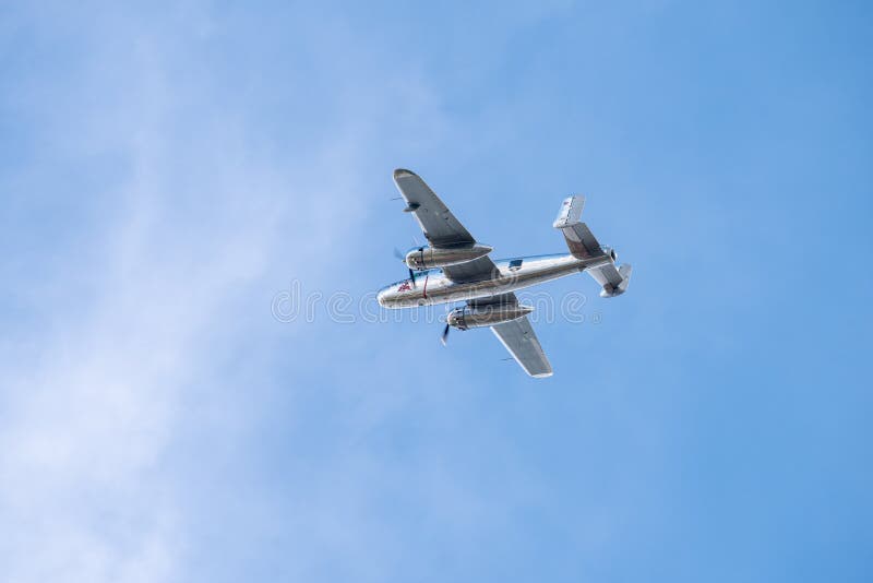 BIAS toont de internationale lucht van Boekarest, NOORDAMERIKAANS B-25J vliegend de stierenteam van ` MITCHELL ` stock fotografie BIAS toont de internationale lucht van Boekarest, NOORDAMERIKAANS B-25J vliegend de stierenteam van ` MITCHELL ` stock fotografie
