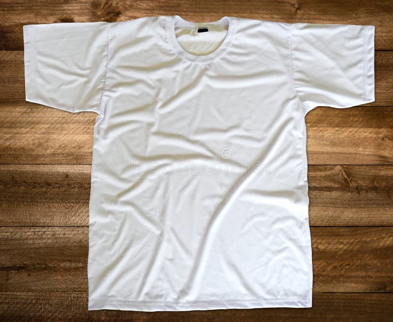 Biała koszulka mokup widok z przodu drewniane tło