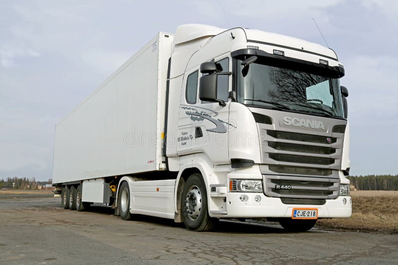Biała Scania R440 ciężarówka przy wiosną zdjęcia royalty free Biała Scania R440 ciężarówka przy wiosną zdjęcia royalty free
