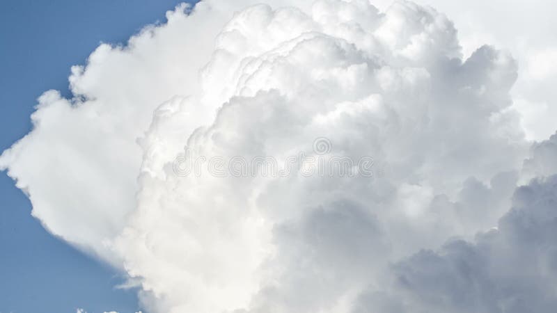 Białe burzowe chmury góruje nad niebieskie niebo czasu upływu zakończeniem up 3 w 1 sekwenci