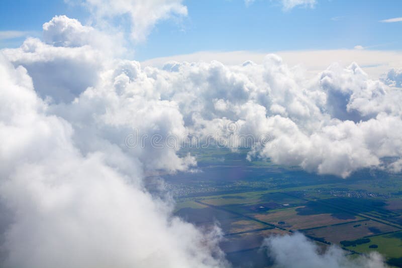 Białe chmury na niebieskiego nieba tle nad zieleni ziemia, cumulus chmury wysokie w niebach, piękny chmurny krajobrazowy widok od zdjęcie stock