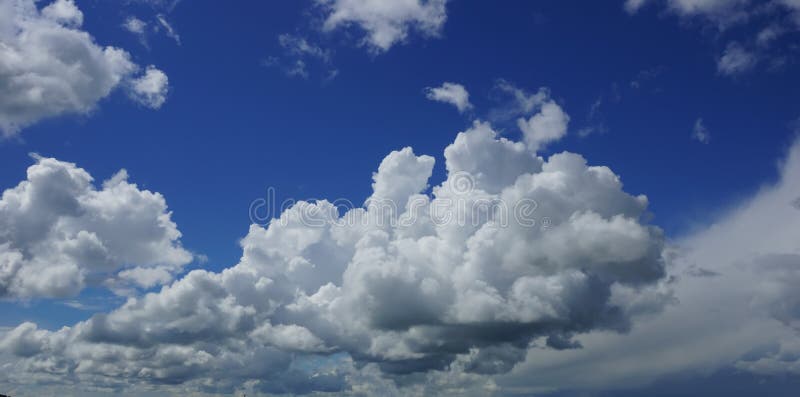Białe cumulus chmury przeciw niebieskiego nieba tłu fotografia stock Białe cumulus chmury przeciw niebieskiego nieba tłu fotografia stock