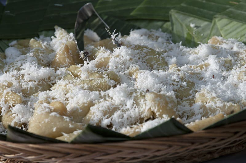 Białe indonezyjskie słodycze z koszykiem tracjonarnym na rynku. fotografia stock