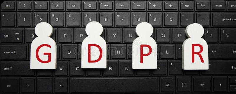 Białe postacie ludzie na komputerowej klawiaturze GDPR i inskrypcji Og?lnych dane ochrony przepis obraz stock Białe postacie ludzie na komputerowej klawiaturze GDPR i inskrypcji Og?lnych dane ochrony przepis obraz stock
