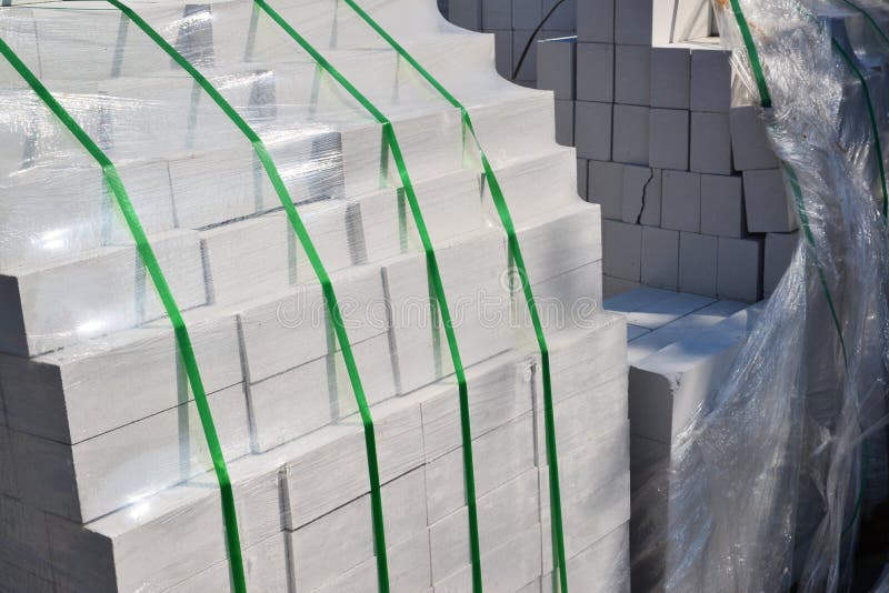 Białe sylikatowe cegły w plastikowy pakować