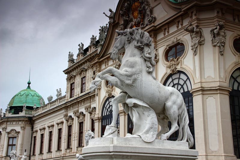 Białego konia statuy wychów w górę belwederu pałac Wiedeń Austria zdjęcia stock Białego konia statuy wychów w górę belwederu pałac Wiedeń Austria zdjęcia stock