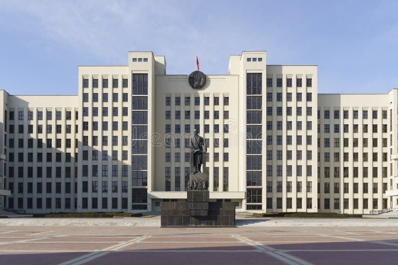 Białorus miński luty 28 2024 : rynek niepodległościowy w mińsku. parlament izby rządowej i pomnik lenina. obrazy royalty free