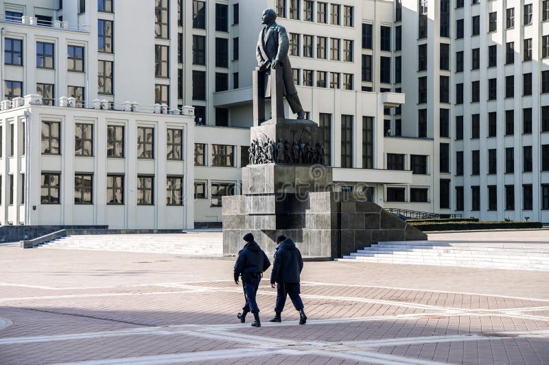 Białorus miński luty 28 2024 : rynek niepodległościowy w mińsku. parlament izby rządowej i pomnik lenina. zdjęcie stock
