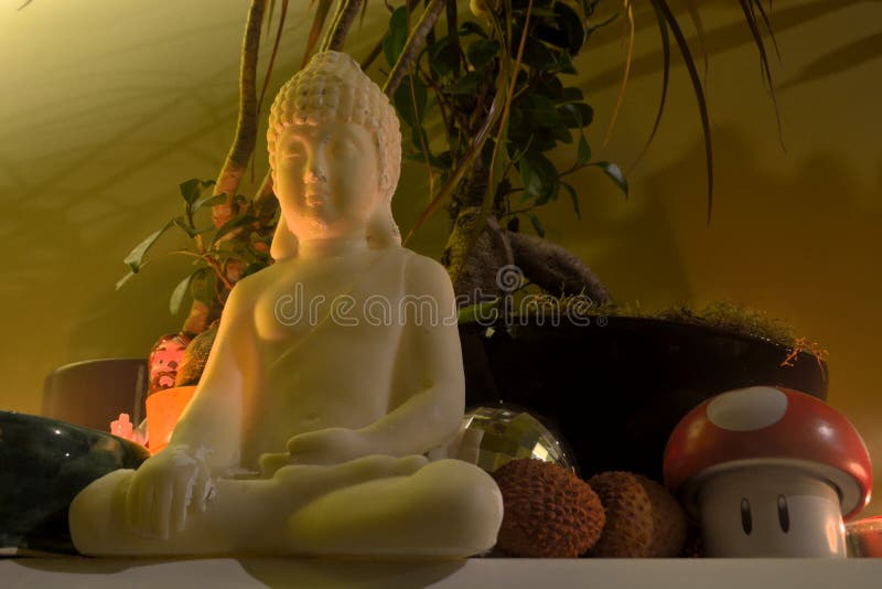 Biały Buddha, Śmieszna pieczarka i chowany Jezus, obrazy royalty free Biały Buddha, Śmieszna pieczarka i chowany Jezus, obrazy royalty free