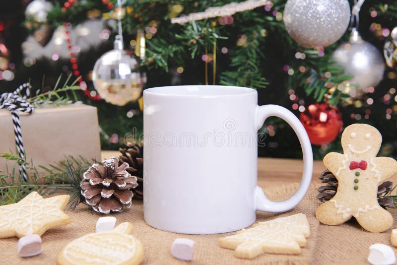 Biały ceramiczny kubek do kawy i ozdoby świąteczne na drewnianym stole makijaż dla wiadomości tekstowej z reklamą twórczą lub