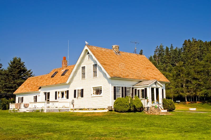 Biały dom na wsi