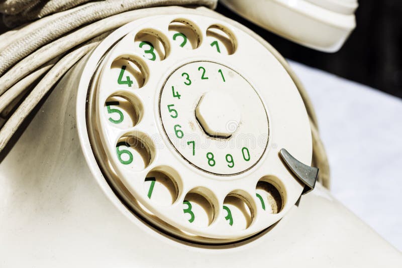 Biały Europejski obrotowej tarczy telefon z zielonymi liczbami na palcowym kole Stary rocznik obrotowej tarczy telefon w górę cze obraz royalty free Biały Europejski obrotowej tarczy telefon z zielonymi liczbami na palcowym kole Stary rocznik obrotowej tarczy telefon w górę cze obraz royalty free