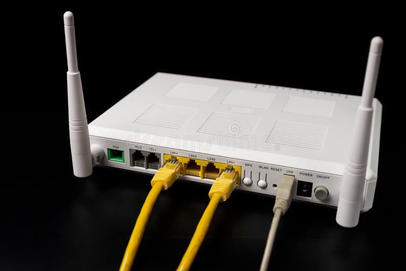 Biały interneta router z związanym koloru żółtego i białego usb drutem jest na stole, tle czarnych/ ?wiatowy ewidencyjny dzie? zdjęcia royalty free Biały interneta router z związanym koloru żółtego i białego usb drutem jest na stole, tle czarnych/ ?wiatowy ewidencyjny dzie? zdjęcia royalty free