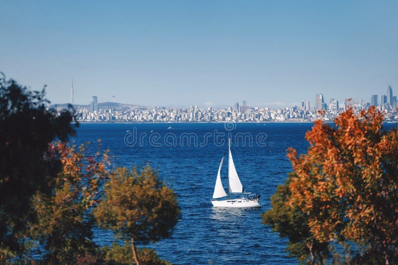 Biały jacht w cieśninie bosforowej. wycieczka morska istanbul marmara łodzią luksusową obrazy stock