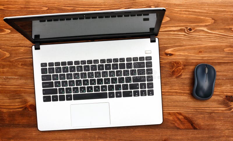 Biały laptop, komputerowa mysz Brown drewniany stół fotografia stock Biały laptop, komputerowa mysz Brown drewniany stół fotografia stock