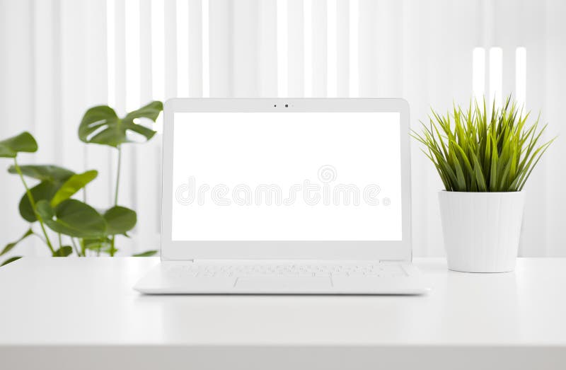 Biały laptopu mockup z pustym ekranem na biuro stole obrazy royalty free