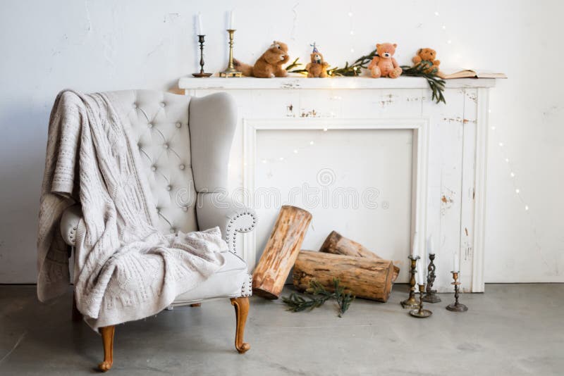 Biały minimalistyczny loft wnętrze z grabą, karłem i boże narodzenie dekoracjami, obraz stock Biały minimalistyczny loft wnętrze z grabą, karłem i boże narodzenie dekoracjami, obraz stock