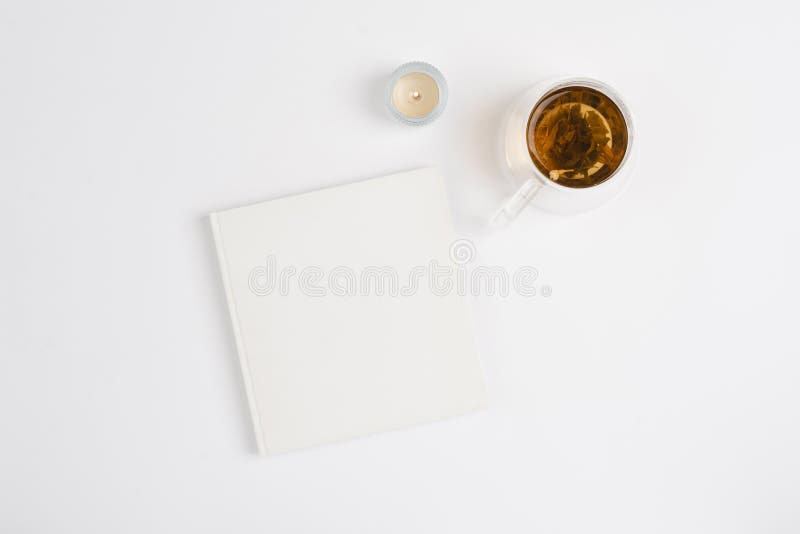 Biały notes z filiżanką herbaty na białym minimalnym tle. koncepcja celów i planów na nowy rok zdjęcie royalty free