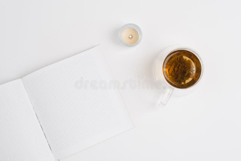 Biały notes z filiżanką herbaty na białym minimalnym tle. koncepcja celów i planów na nowy rok obrazy stock