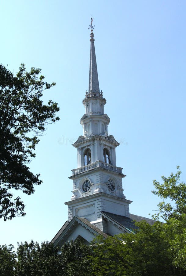 Biały steeple kościół w w centrum Keene, New Hampshire obraz stock Biały steeple kościół w w centrum Keene, New Hampshire obraz stock