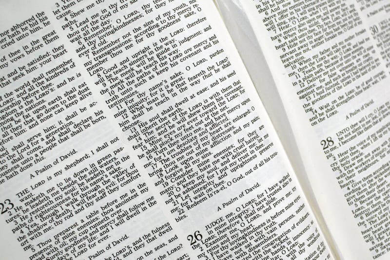 Bibbia aperta alla fine del salmo 23 su immagine stock Bibbia aperta alla fine del salmo 23 su immagine stock