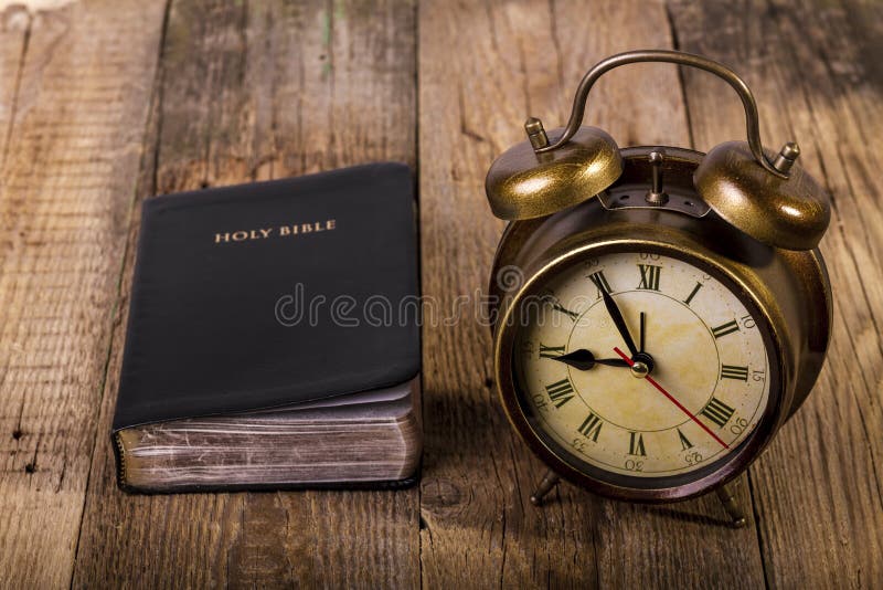 Bibbia con l'orologio su legno