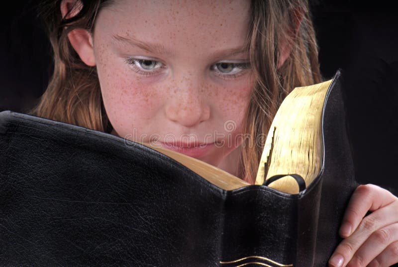 Bibbia della lettura della ragazza immagini stock Bibbia della lettura della ragazza immagini stock