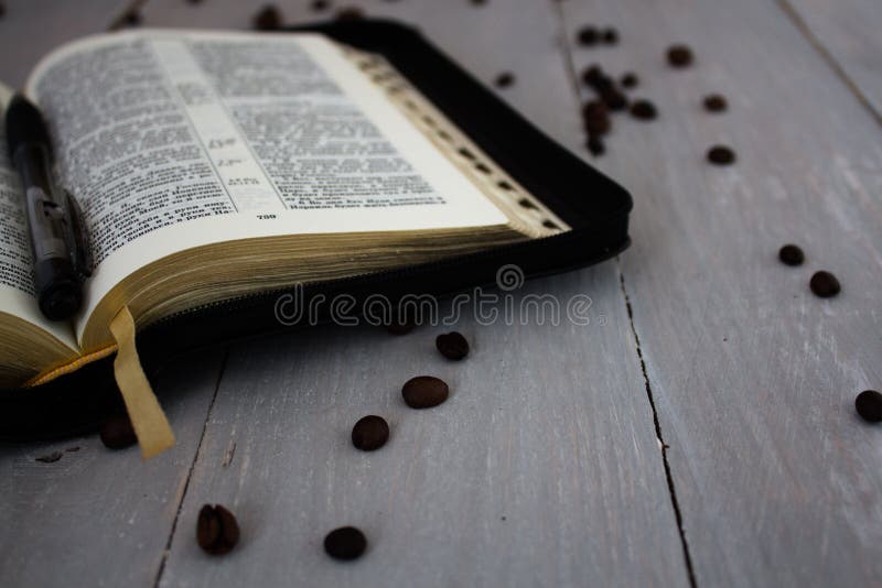 Bibbia e caffè sul bordo di legno immagini stock libere da diritti Bibbia e caffè sul bordo di legno immagini stock libere da diritti